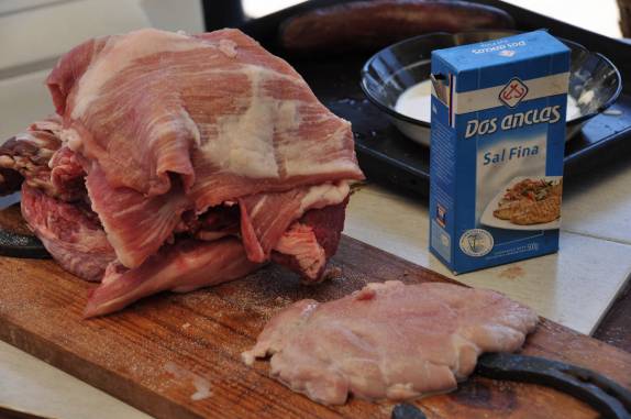 Carnes temperadas para o asado: molleja, matambre, costela de cerdo,  lombo de ternera, bife de chorizo (em Villa Nueva, na Argentina)